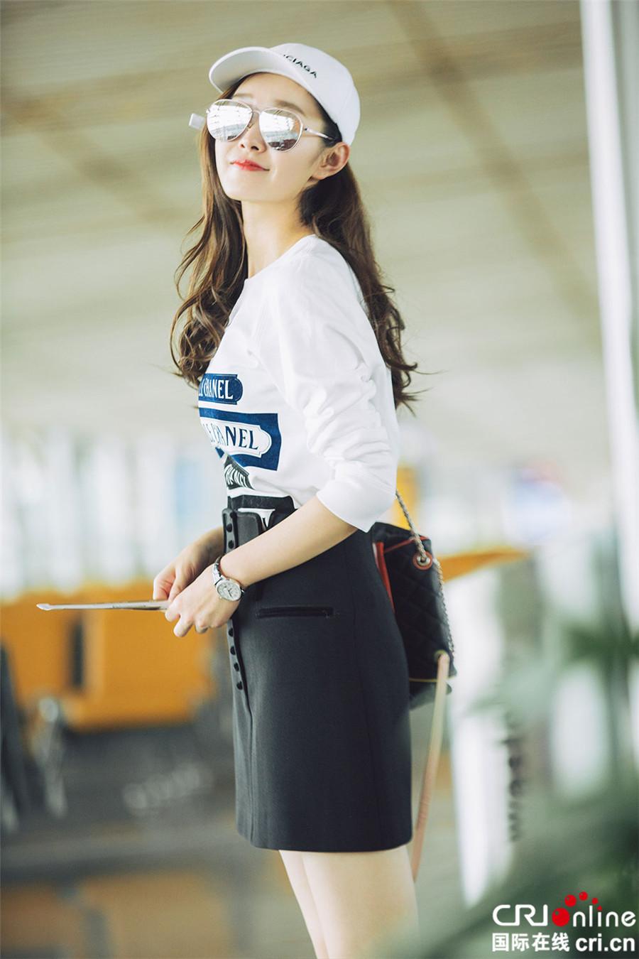 宋轶黑白休闲装现身机场 少女初秋搭配美腿吸睛